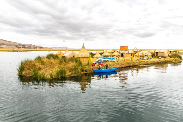 Tradicional barco de junco lago titicacaperupunourosamérica do sulilhas flutuantescamada natural com cerca de um a dois metros de espessura que suporta ilhas