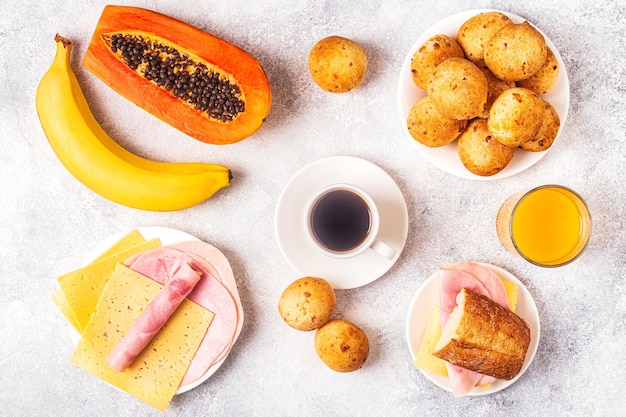 Tradicional café da manhã brasileiro pão de queijo café fruta madura