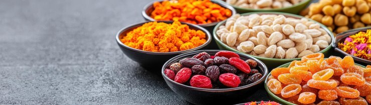 La tradicional canasta de regalos de Diwali con una variedad de coloridas frutas secas y especias que muestran tonos y texturas vibrantes que evocan alegría y celebración festiva