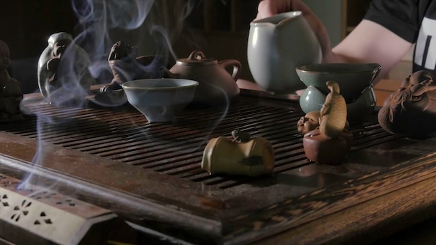 Tradicional ceremonia del té chino y verter el té en un vaso de arcilla verter té con la ayuda