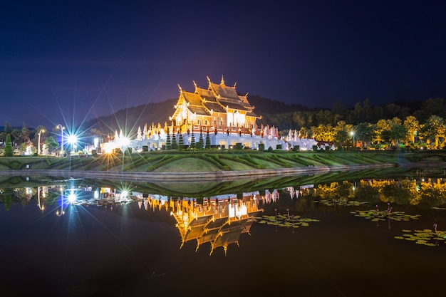 Tradicional chiang mai, arquitectura tailandesa en el estilo Lanna