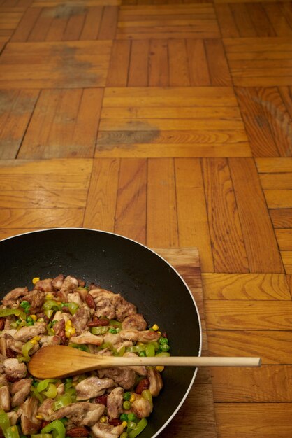 Tradicional chinesa frita frango e legumes. Fritada de frango.