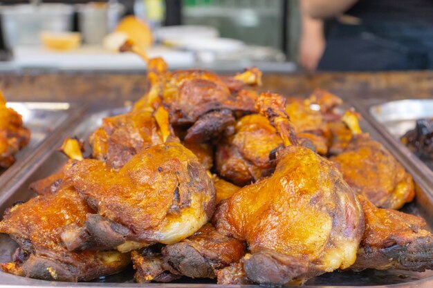 Tradicional churrasco húngaro frito coxas de pato crocantes em feira de comida de rua