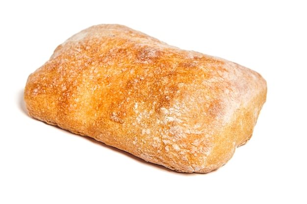 Tradicional ciabatta italiana de pão de trigo com crosta crocante. Isolado em fundo branco