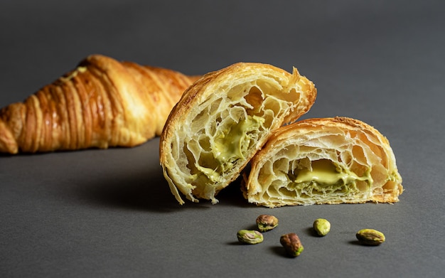 Tradicional croissant fresquinho recheado com um delicioso creme de pistache