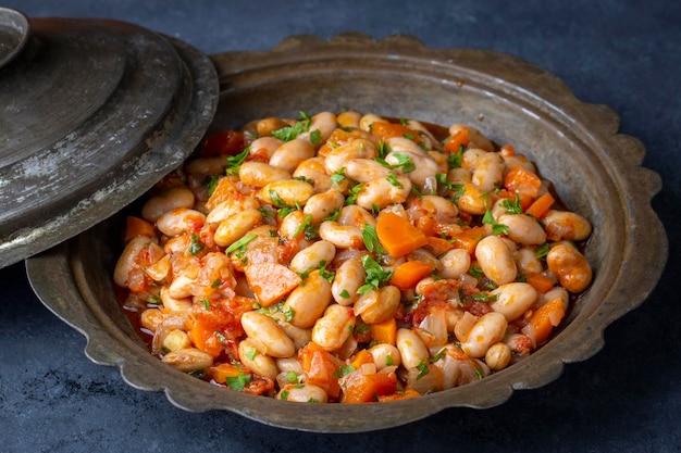 Tradicional deliciosa comida turca; Feijão com azeite, Feijão vermelho, nome turco; Barbunya pilaki