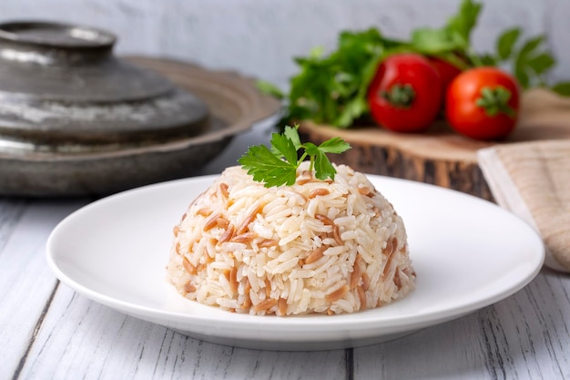 Tradicional deliciosa comida turca; Pilaf de arroz ao estilo turco (nome turco; Arpa sehriyeli pirinc pilavi)