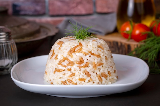 Tradicional deliciosa comida turca; Pilaf de arroz ao estilo turco (nome turco; Arpa sehriyeli pirinc pilavi)