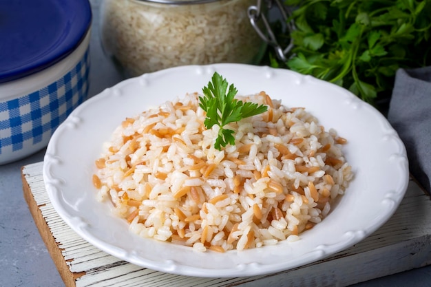 Tradicional deliciosa comida turca; Pilaf de arroz ao estilo turco (nome turco; Tel sehriyeli pirinc pilavi)