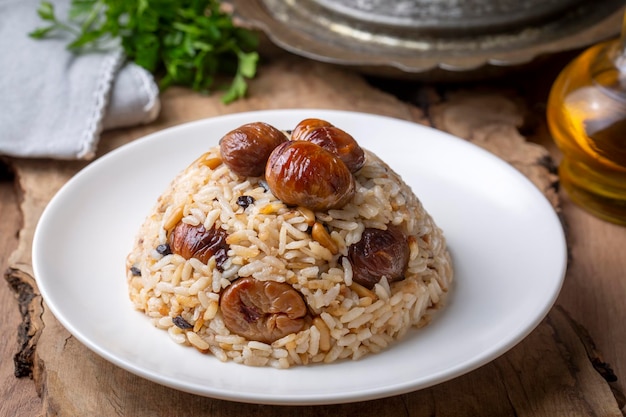 Tradicional deliciosa comida turca; pilaf de arroz de castanha (nome turco; kestaneli pilav)