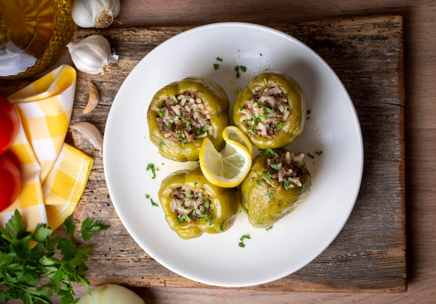 Tradicional deliciosa comida turca recheada de pimentão com carne nome turco Etli biber dolmasi