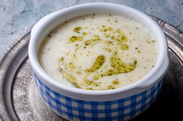 Tradicional deliciosa comida turca; Sopa de iogurte (nome turco; yayla corba)