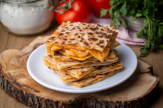 Tradicional deliciosa comida turca; Torta de Batata (nome turco; patatesli gozleme - gozleme)