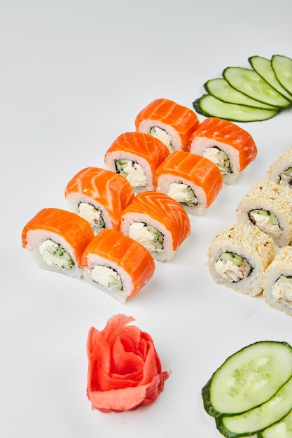 Tradicional delicioso sushi fresco conjunto Philadelphia roll com enguia defumada de salmão e pepino isolado no fundo branco Menu de sushi Comida asiática japonesa