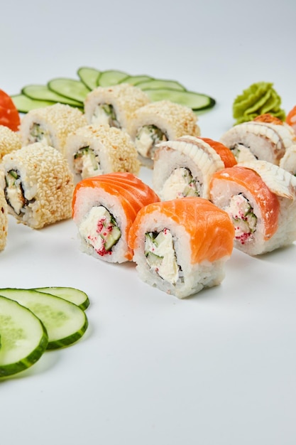 Tradicional delicioso sushi fresco set Philadelphia roll con anguila ahumada de salmón y pepino aislado sobre fondo blanco Menú de sushi Comida asiática japonesa