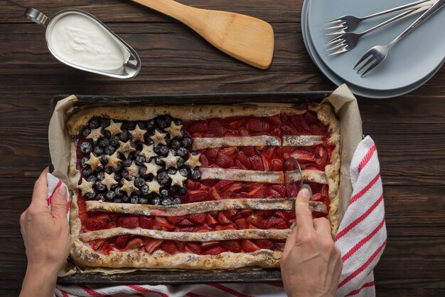 Tradicional dia da independência americana ou torta de morango do dia do trabalho em forma de bandeira, vista superior