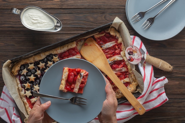 Tradicional Dia da Independência Americana ou Torta de Morango do Dia do Trabalho em Forma de Bandeira, Vista Superior