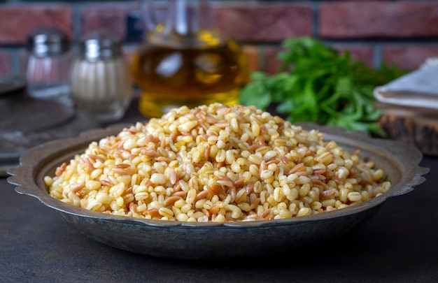 Tradicional e deliciosa comida turca; pilaf de trigo de macarrão, pilaf de bulgur. nome turco; Bugday pilavi ou sehriyeli bulgur pilavi