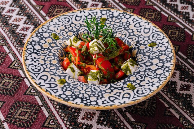 La tradicional ensalada de caprese en un plato adornado