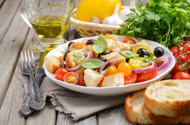 Tradicional ensalada italiana de panzanella con tomates frescos y pan crujiente.