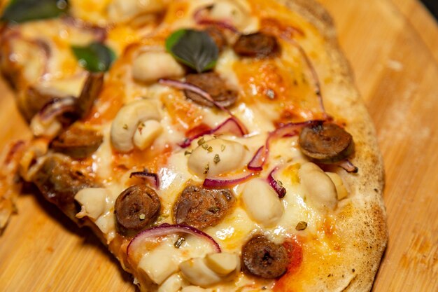 Tradicional y exótica pizza de corazón de pollo con champiñones y cebolla Deliciosa pizza típica de R