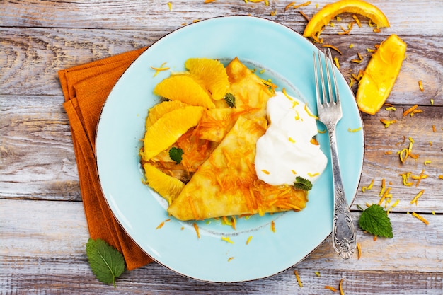 Tradicional francês crepes suzette com xarope de laranja