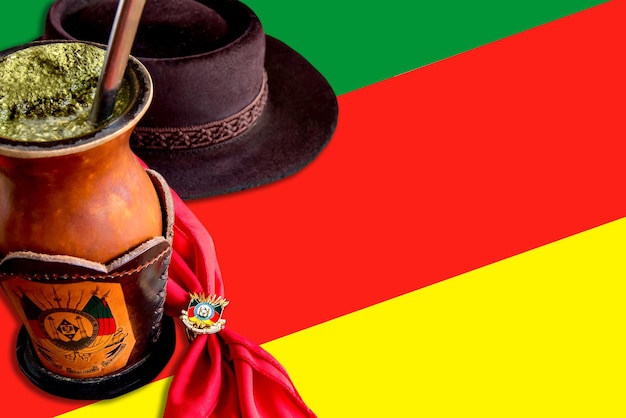 Tradicional gaucho chimarrao yerba mate del sur de Brasil sobre un fondo con la bandera del estado