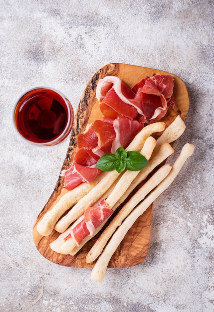 Tradicional italiano antipasto grissini y jamón