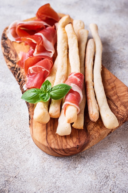 Tradicional italiano antipasto grissini y jamón