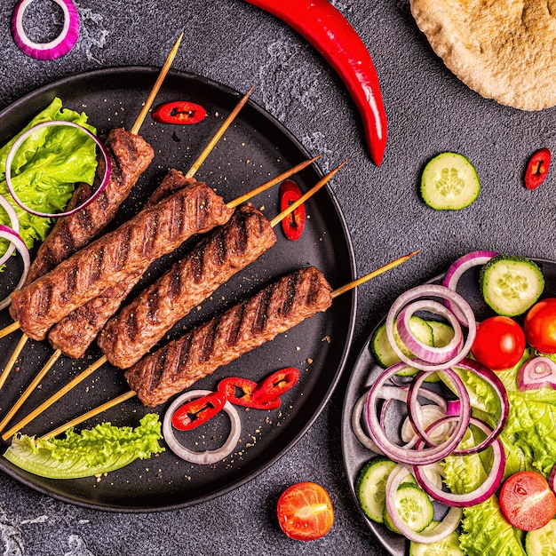 Tradicional kebab de carne árabe ou mediterrânea do oriente médio