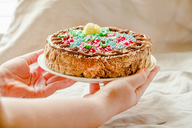 Tradicional Kiev Bolo redondo inteiro com avelãs e creme de manteiga O conhecido produto de panificação ucraniana