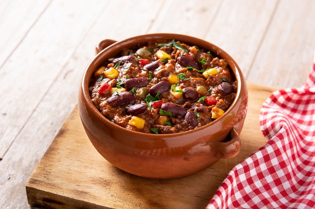 Tradicional mexicano tex mex chili con carne na mesa de madeira.