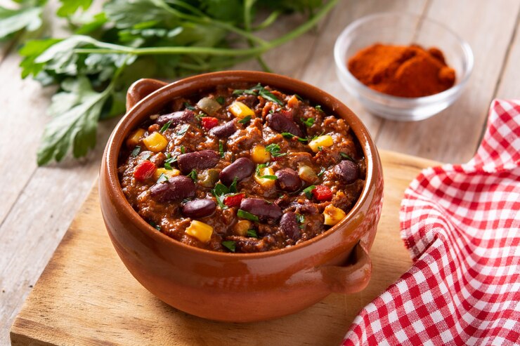 Tradicional mexicano tex mex chili con carne na mesa de madeira.