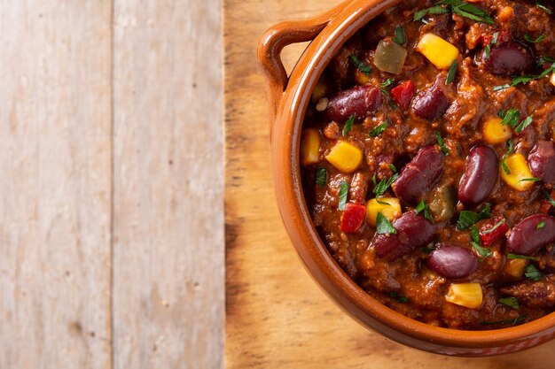 Tradicional mexicano tex mex chili con carne na mesa de madeira.