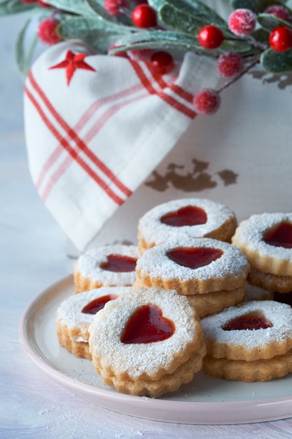 Tradicional Natal Linzer cookies com decorações de Natal