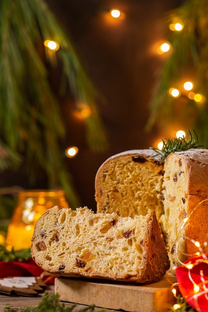 Tradicional panetone italiano de bolo de natal com decoração festiva