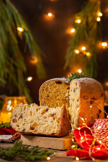 Tradicional panetone italiano de bolo de natal com decoração festiva