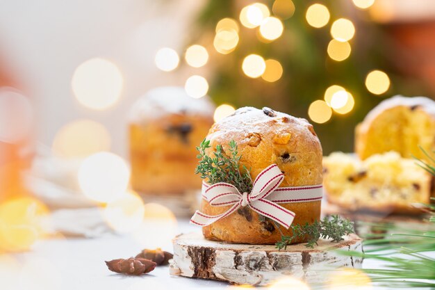 Tradicional panetone italiano de bolo de natal com decoração festiva