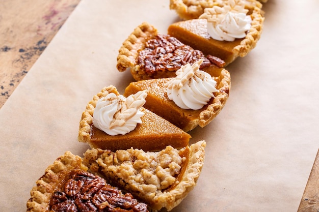 Tradicional pastel de Acción de Gracias de otoño rebanadas de calabaza y pastel de nueces