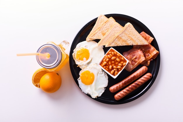 Tradicional pequeno-almoço inglês completo