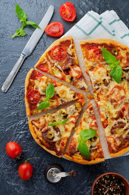 Tradicional pizza italiana com tomate