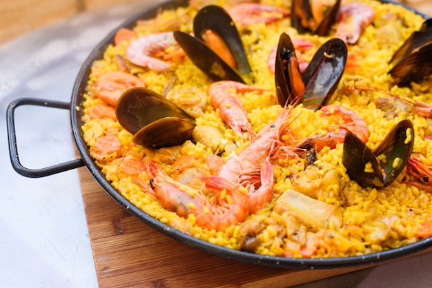 Tradicional plato de paella española con langostinos y mejillones.