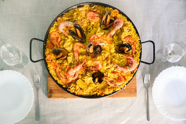 Tradicional plato de paella española con langostinos y mejillones.