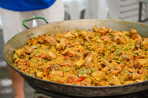 Tradicional plato de paella española con langostinos y mejillones.