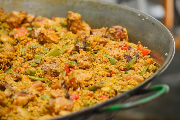 Tradicional plato de paella española con langostinos y mejillones.