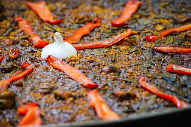 Tradicional plato de paella española con langostinos y mejillones.