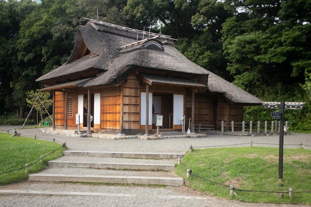 Foto la tradicional sala de té japonesa chashitsu llamada tsubamenoochaya o casa de té swallow a lo largo del shior
