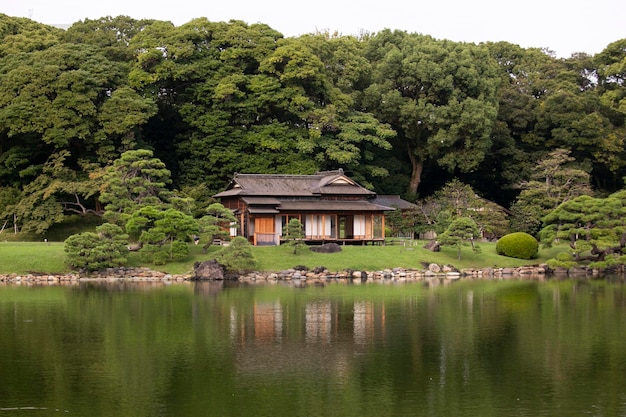 Foto la tradicional sala de té japonesa chashitsu llamada tsubamenoochaya o casa de té swallow a lo largo del shior