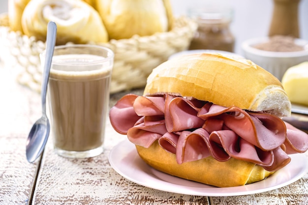 Tradicional sanduíche de mortadela com pão francês, servido em padarias do brasil com café com leite. pão com mortadela brasileira.