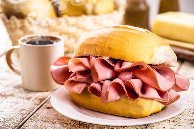 Foto tradicional sanduíche de mortadela, porco servido em padarias do brasil com café puro